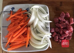 牛肉煲饭的做法图解1