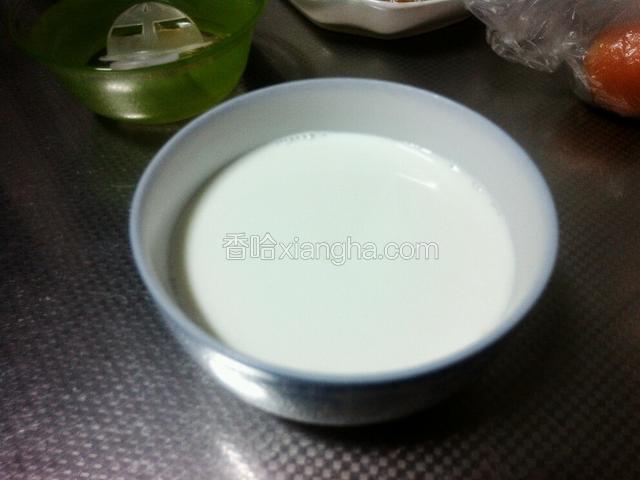 牛奶放微波炉30秒，温热即可