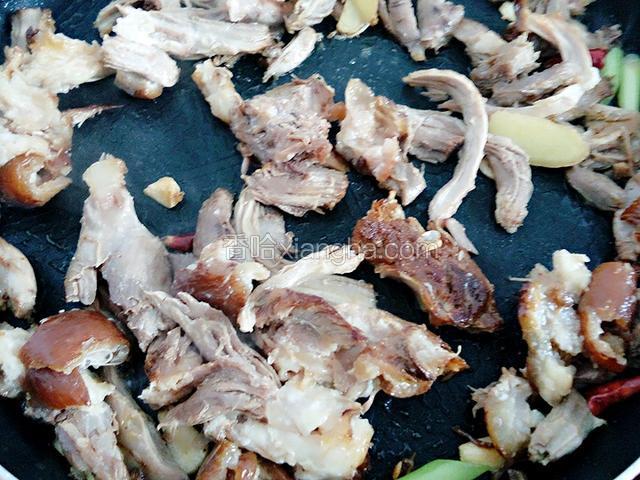 倒入肘肉，翻炒