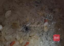 百合莲子银耳汤的做法图解3