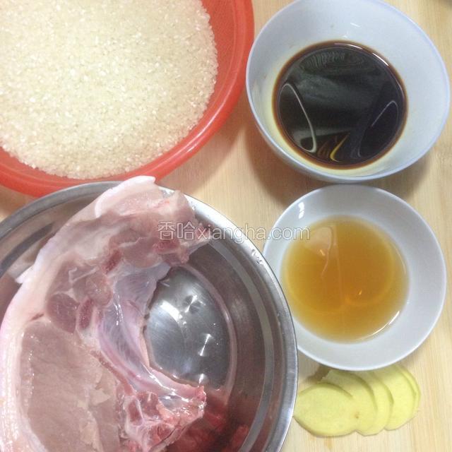 准备食材，猪肉500克，生抽40克，黄酒（不是料酒）40克，大米750克（约4至5人量），水500克（按平时烧米饭水量扣除黄酒生抽的量略少一些）