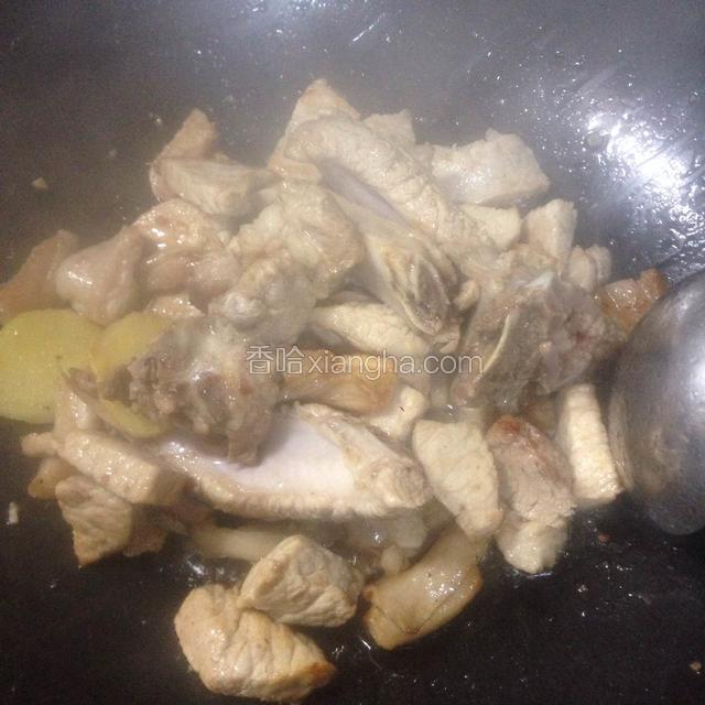 热锅、先下肥肉炒至金黄煸出肉油，下生姜，再下瘦肉炒干水份炒至金黄，如油太多倒出一部分，再下黄酒生抽翻炒一下，关火。