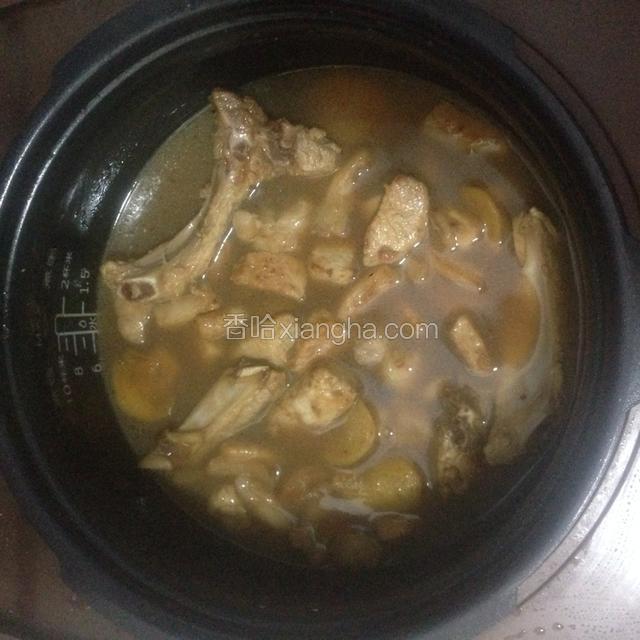 淘好的米放入电饭煲或高压锅，先把炒肉的汤汁倒锅内再加适量的清水，水量比平时烧略少，饭干一些更香，加好水搅拌一下，再加肉，电饭煲按精煮米饭。加水后先搅拌再加肉，加肉不要搅拌，否则饭容易夹生。