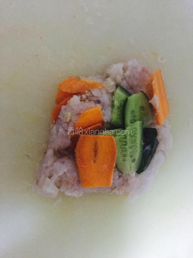 虾肉剁碎加入适量胡萝卜和黄瓜继续剁