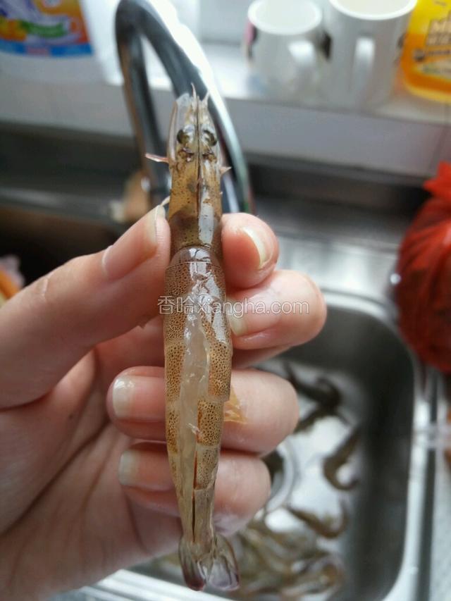 把基围虾背面剪开，去掉虾线