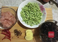 木耳毛豆炒鸡肉的做法图解1