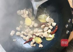 木耳毛豆炒鸡肉的做法图解2