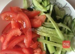 凉拌西红柿黄瓜的做法图解3