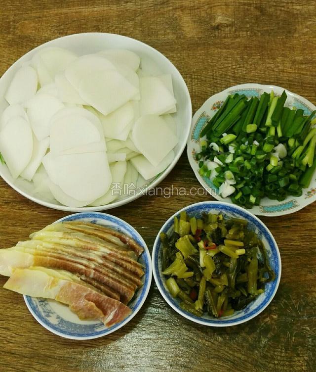 饵块切片，火腿切片，韮菜切寸段，葱切葱花，水腌菜切碎