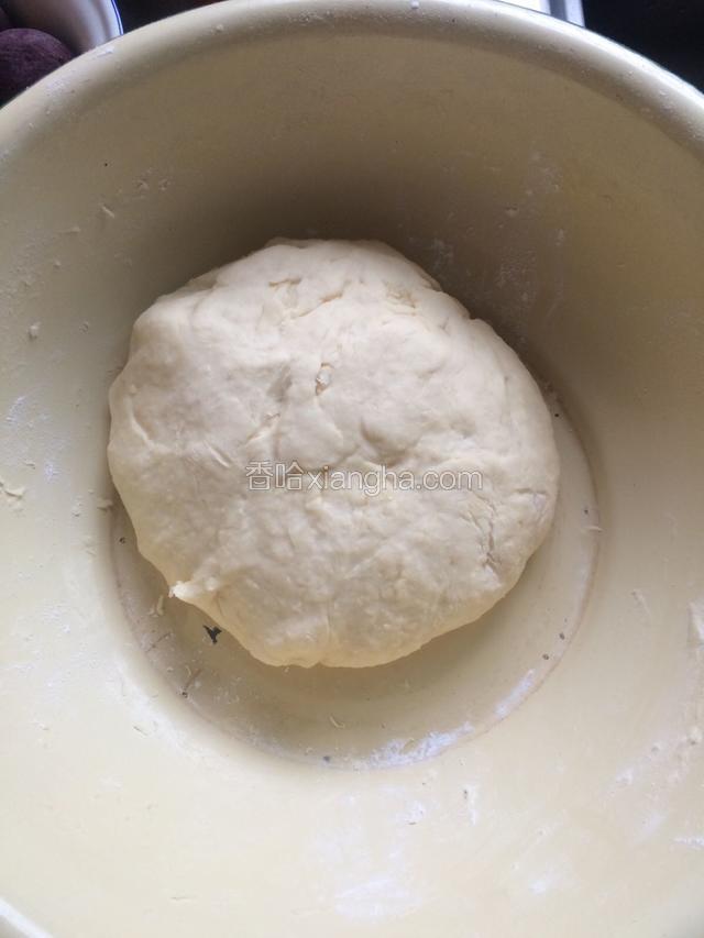 面粉里，加牛奶，鸡蛋。温水加白糖调开酵母，放入面粉，开始和面，出筋后，放置发酵至两倍大。