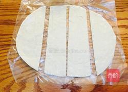 香肠一口酥的做法图解2