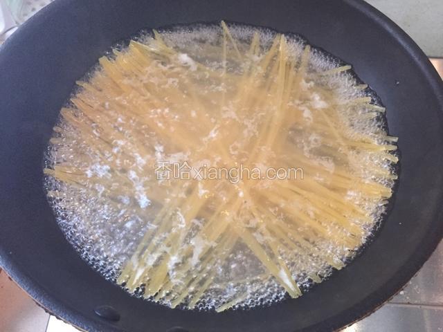 烧开水放入面煮熟 大火烧开后转中火 十分钟即可