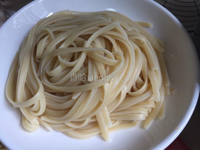 煮好的面捞起码盘