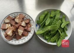 荷兰豆炒腊肉的做法图解1