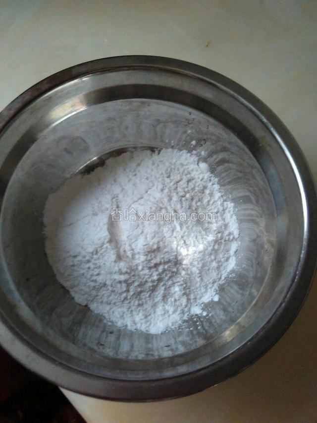 糯米粉加开水调成絮状