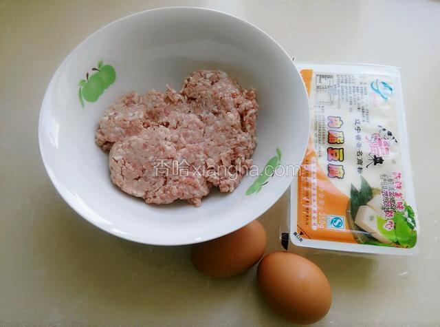 肉馅是买先成的，豆腐，鸡蛋