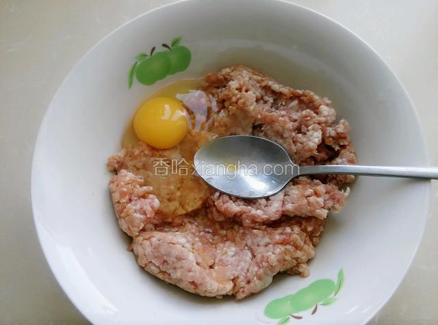 放1匙料酒，1匙生抽，盐少许，鸡蛋一个，带上一次性手套把肉抓匀