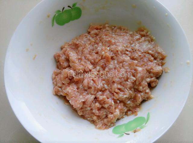 把肉馅放在碗里