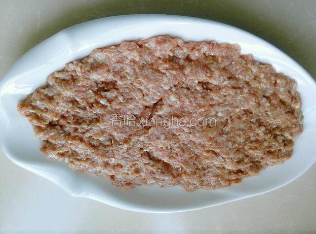 盘子里均匀的铺上一成肉馅备用