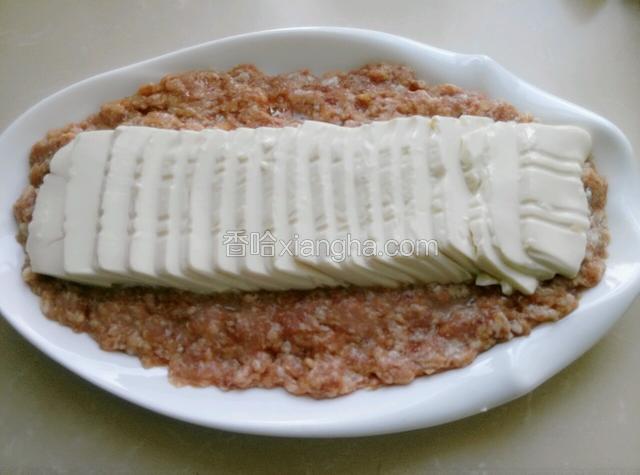 放到肉馅中摆好，再豆腐上均匀的撒少许盐
