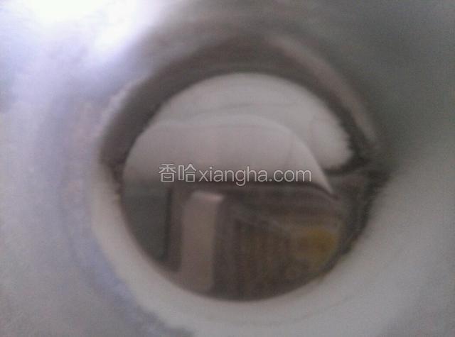 锅中放2匙油，烧热到有点冒烟了，关火