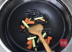 茄子青椒胡萝卜炒玉米笋的做法图解2