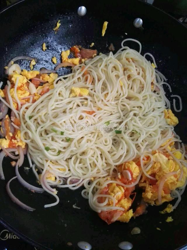 倒入面条