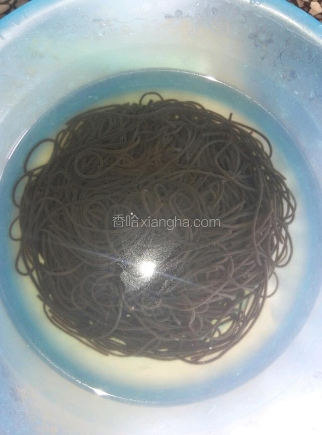 煮熟捞出放在装有凉水的盆里