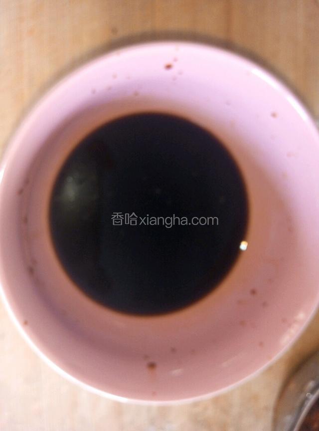 把配料调成汁倒入蕨根粉内
