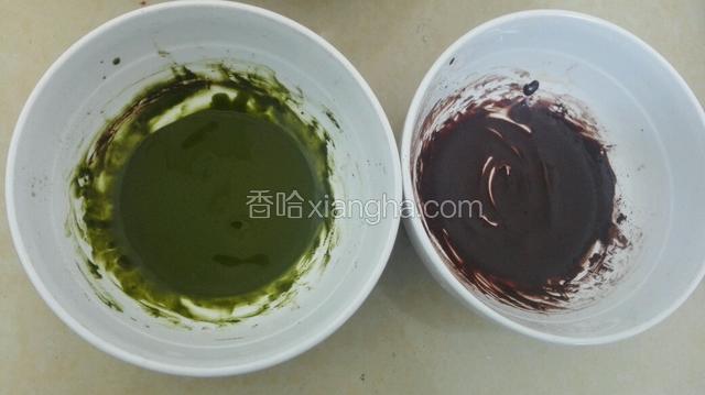 抹茶粉，可可粉分别放入少量温水调开！