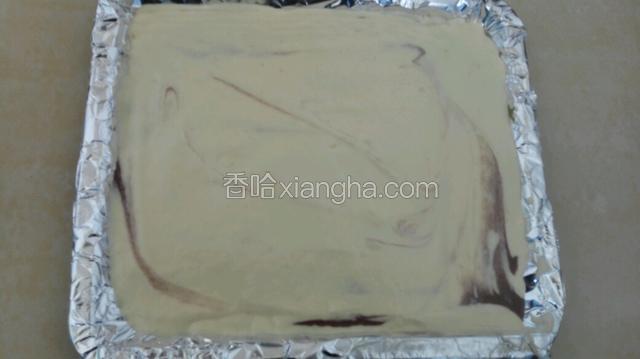 多出来的原色蛋糕糊倒在最上面抹平，震出气泡，烤箱提前预热，180度烤25分钟！
