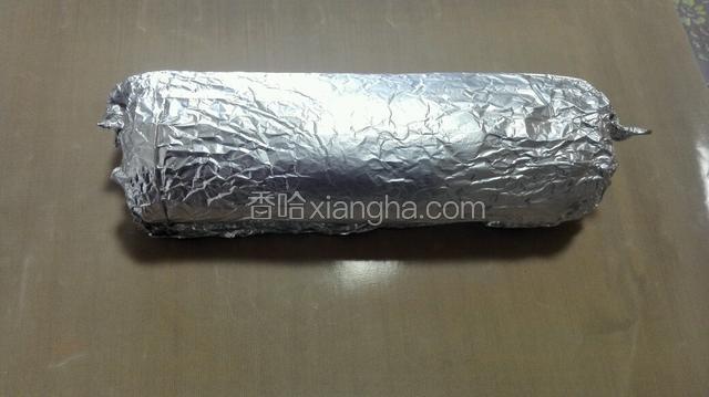 借着刚才的锡纸卷起，放入冰箱冷藏一个小时定型！