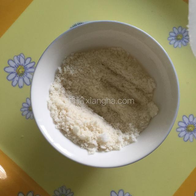 将白糖和吉利丁粉搅拌均匀。