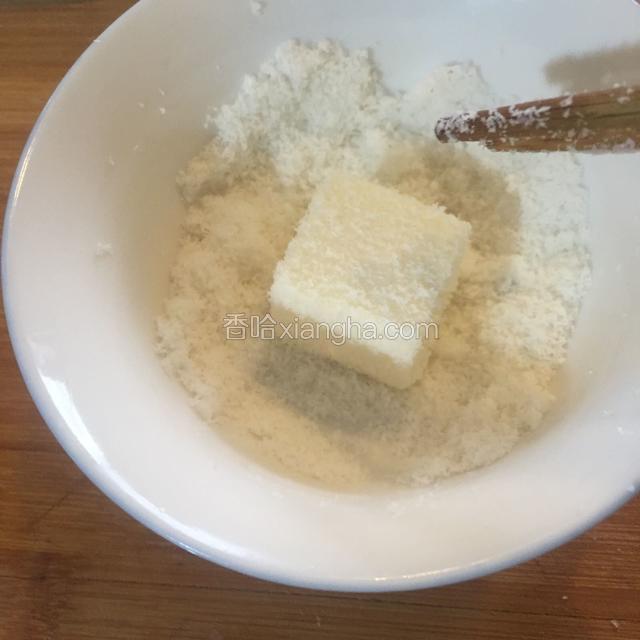 这时候已经可以开吃了，喜欢椰丝的或者追求美观的，将椰奶冻放入椰蓉碗内滚动，全面沾上椰丝。