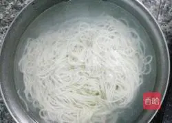 Illustration of how to make cold noodles 1