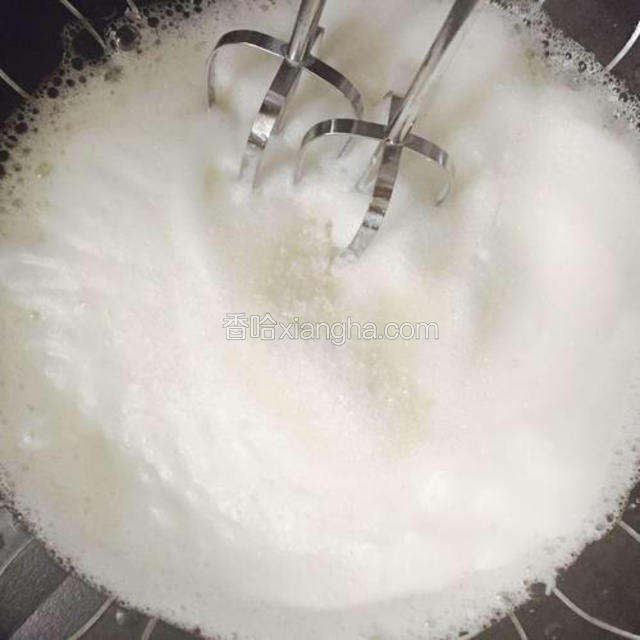 出现这种泡沫的时候，剩下的白糖全部倒进去