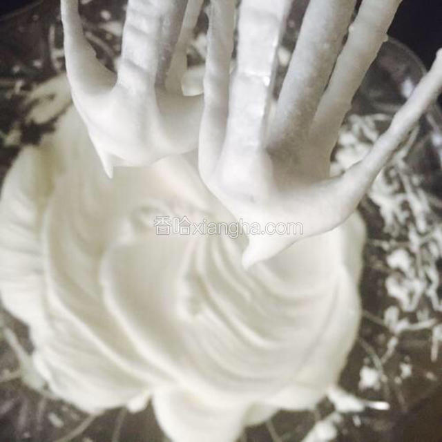 打到像这样，提起打蛋器有个小尖尖就可以了