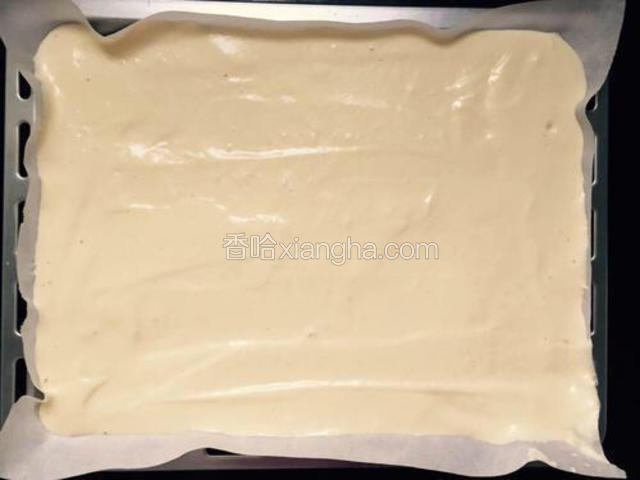 烤盘里铺上油纸，倒入抄拌均匀的蛋糕料，用刮板刮平