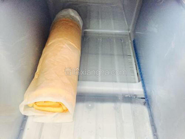 放入冰箱冷冻中……2个小时左右就可以，拿出来切开了！用保鲜袋，或保鲜膜密封起来更好免得冰箱里串味，我家冰箱抽屉独立的，没有特殊味道，早上就拿出来吃了，不放保鲜膜啦