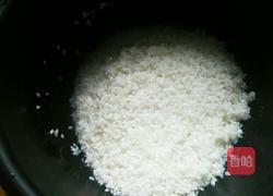 腊肉土豆焖饭的做法图解1