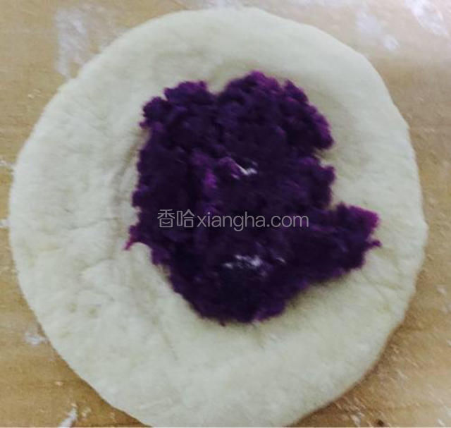 启动面包机和面30分钟至出膜，然后盖上盖子第一次发酵，发酵好的面团取出，揉几分钟充分排气，分成大小相等的剂子，用手按扁，中间放上紫薯泥