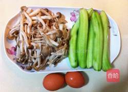 蟹味菇炒丝条的做法图解1