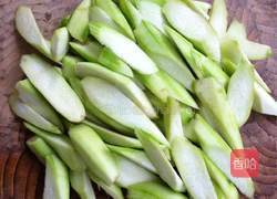 蟹味菇炒丝条的做法图解2