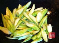 蟹味菇炒丝条的做法图解4