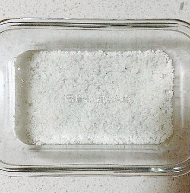 准备一个无水无油耐高温的盒子，底部铺上一层椰蓉