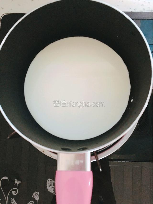把剩下的牛奶 淡奶油 白糖一起倒到奶锅加热，小火煮到微开的时候 ，把步骤再迅速搅拌均匀倒入奶锅中 ，用耐高温的铲子不停搅拌 ，几秒后就变浓稠就可以关火咯，要一气呵成。