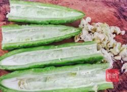 清炒苦瓜的做法图解1