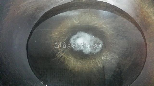 锅里加清水，同时加入一小勺盐。