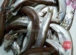 油炸小鱼的做法图解1