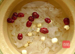 银耳莲子汤的做法图解1